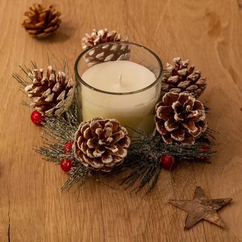 Christmas Wreath Scented Fragranced Candle Pot Ornament ~ Xmas Table Centrepiece Decoration ~ Red Wax - Spiced Apple & Cinnamon