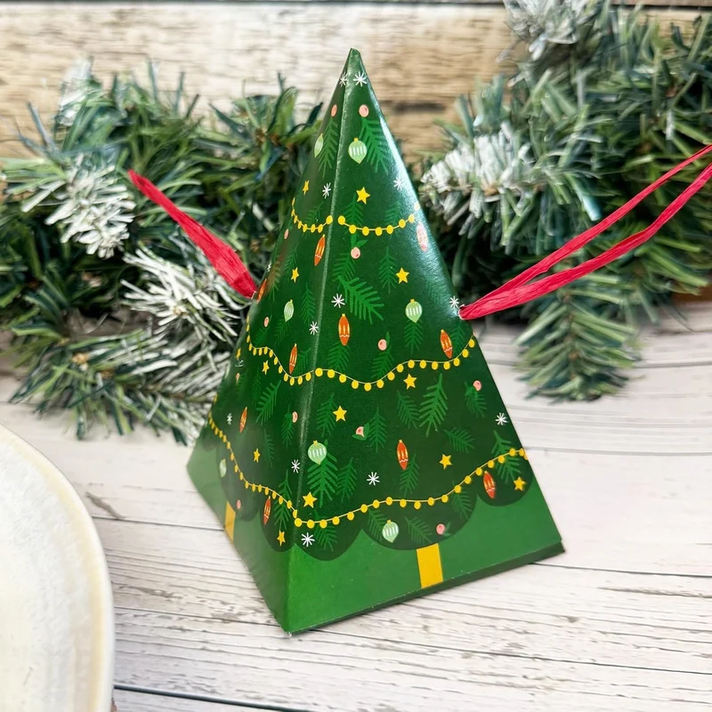 Set of 6 Tree Crackers with True or False Game | Novelty Christmas Crackers