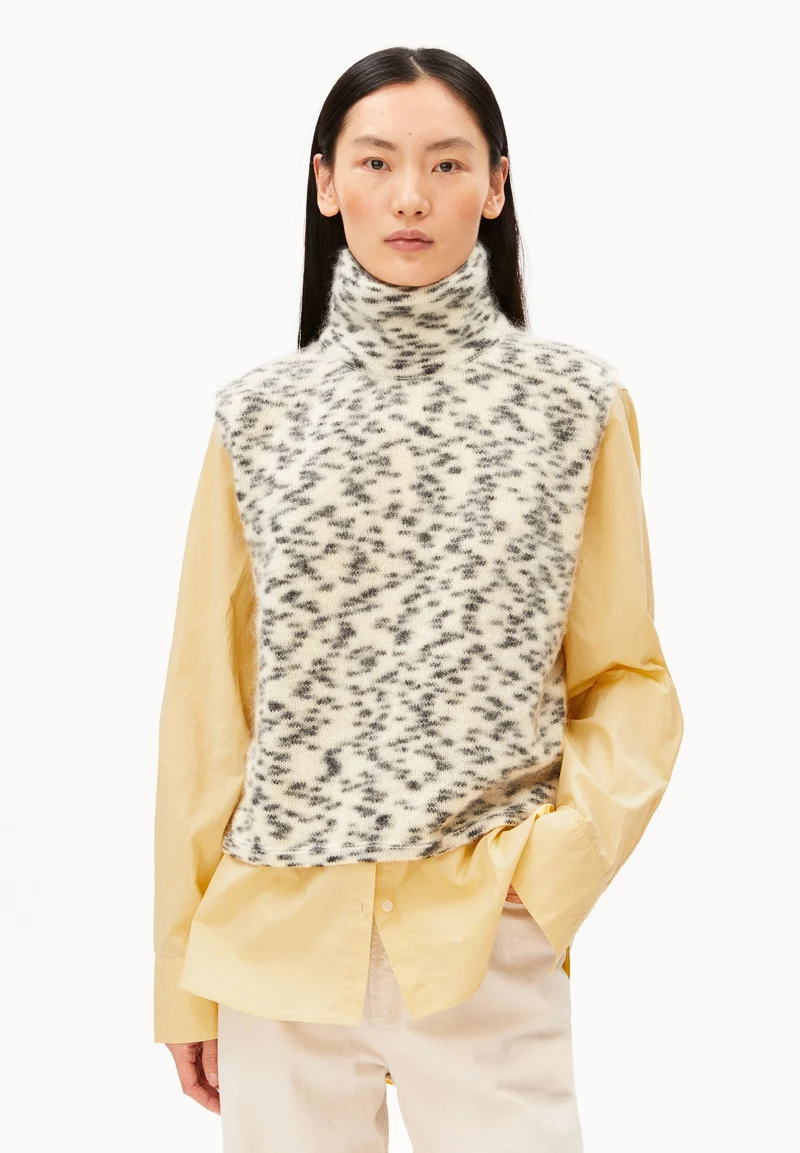 GEPUNKTETER MOHAIR-MIX STRICKPULLUNDER | oatmilk-black