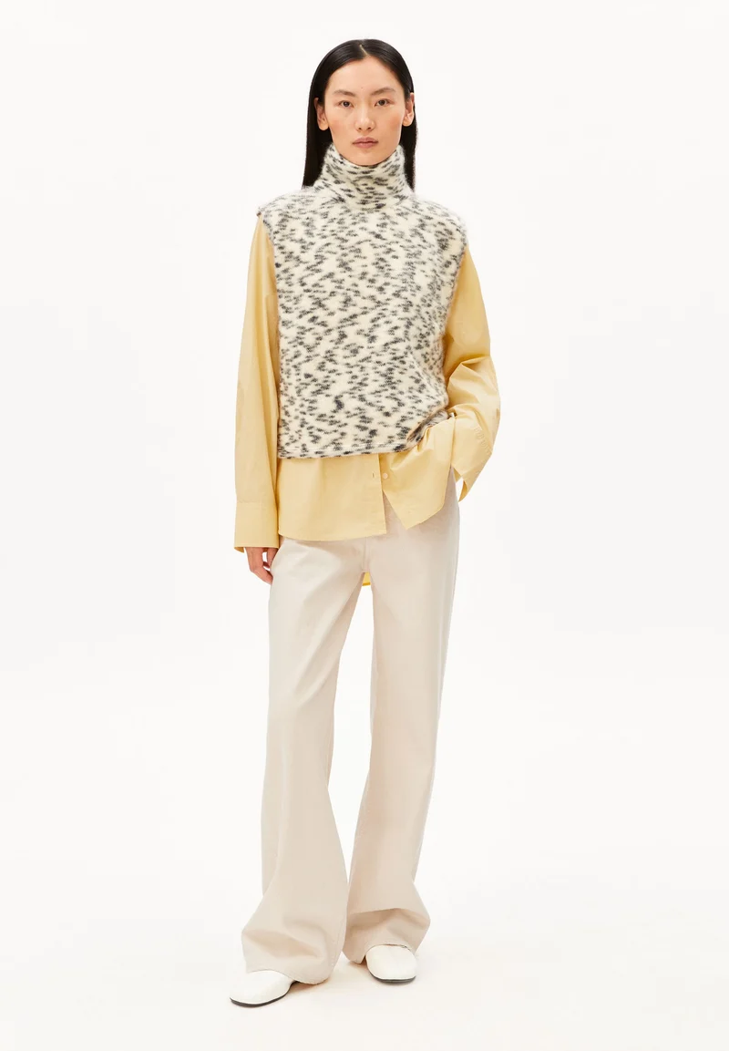 GEPUNKTETER MOHAIR-MIX STRICKPULLUNDER | oatmilk-black
