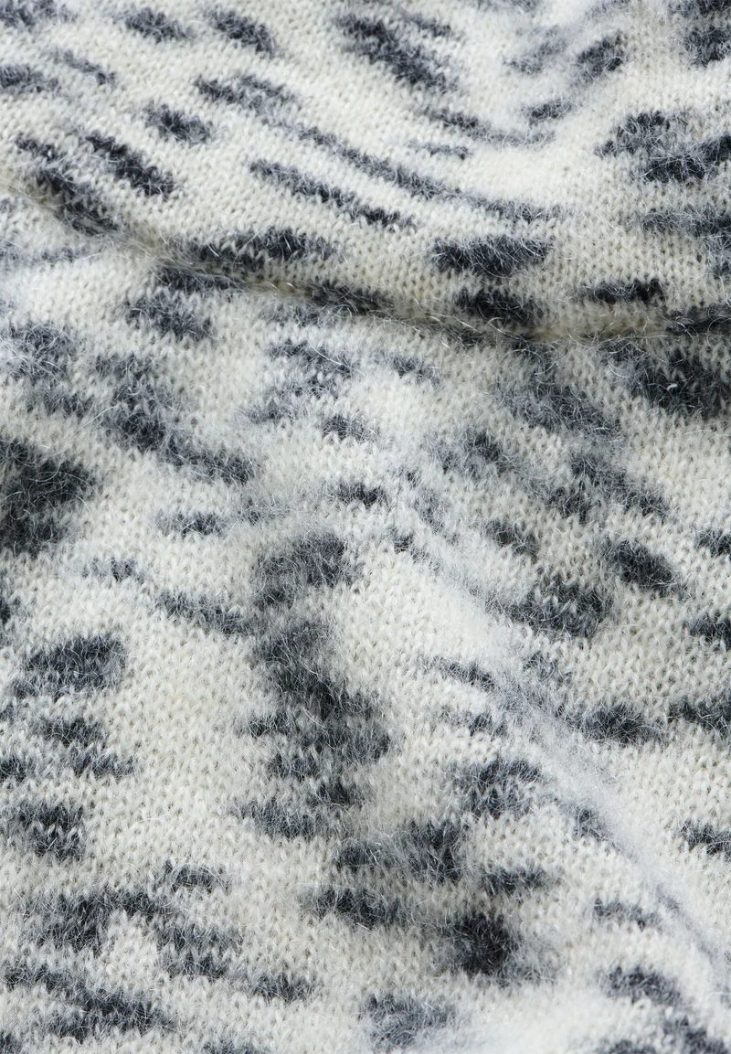 GEPUNKTETER MOHAIR-MIX STRICKPULLUNDER | oatmilk-black