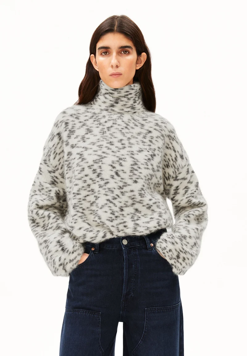 GEPUNKTETER MOHAIR-MIX STRICKPULLOVER | oatmilk-black