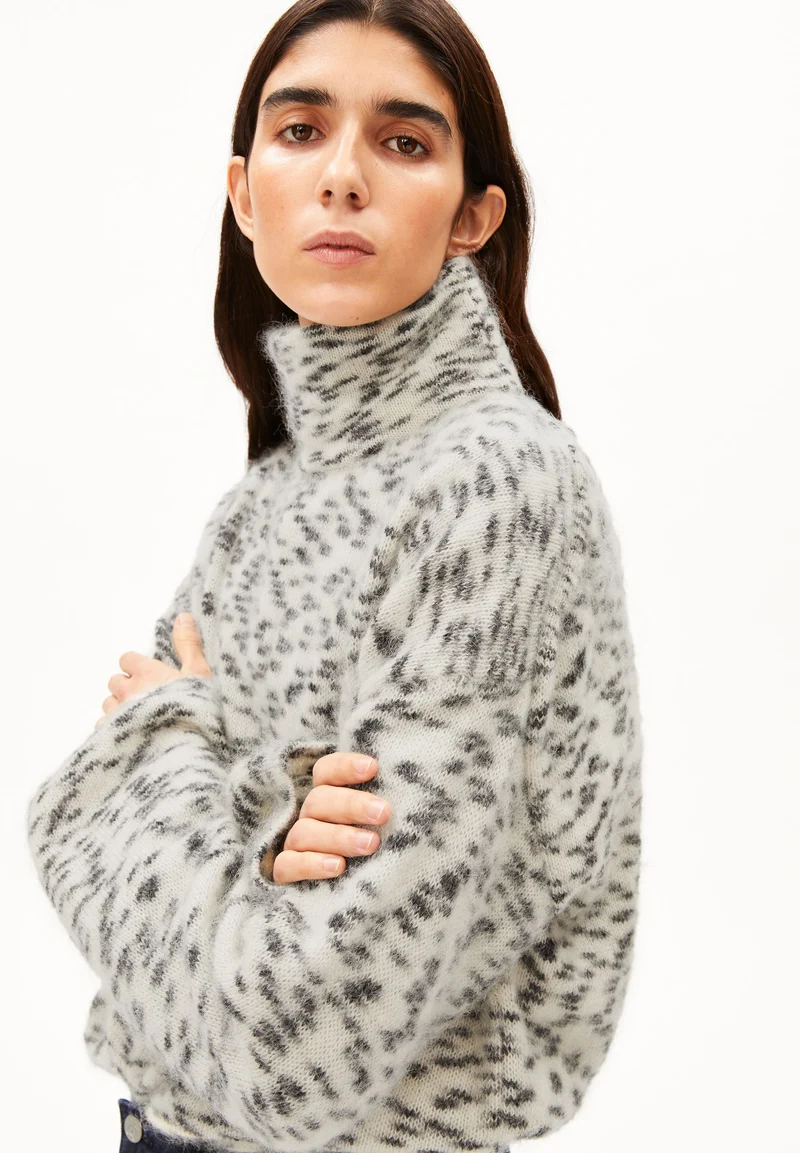 GEPUNKTETER MOHAIR-MIX STRICKPULLOVER | oatmilk-black