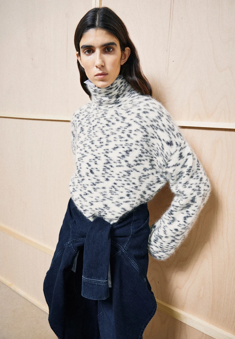 GEPUNKTETER MOHAIR-MIX STRICKPULLOVER | oatmilk-black