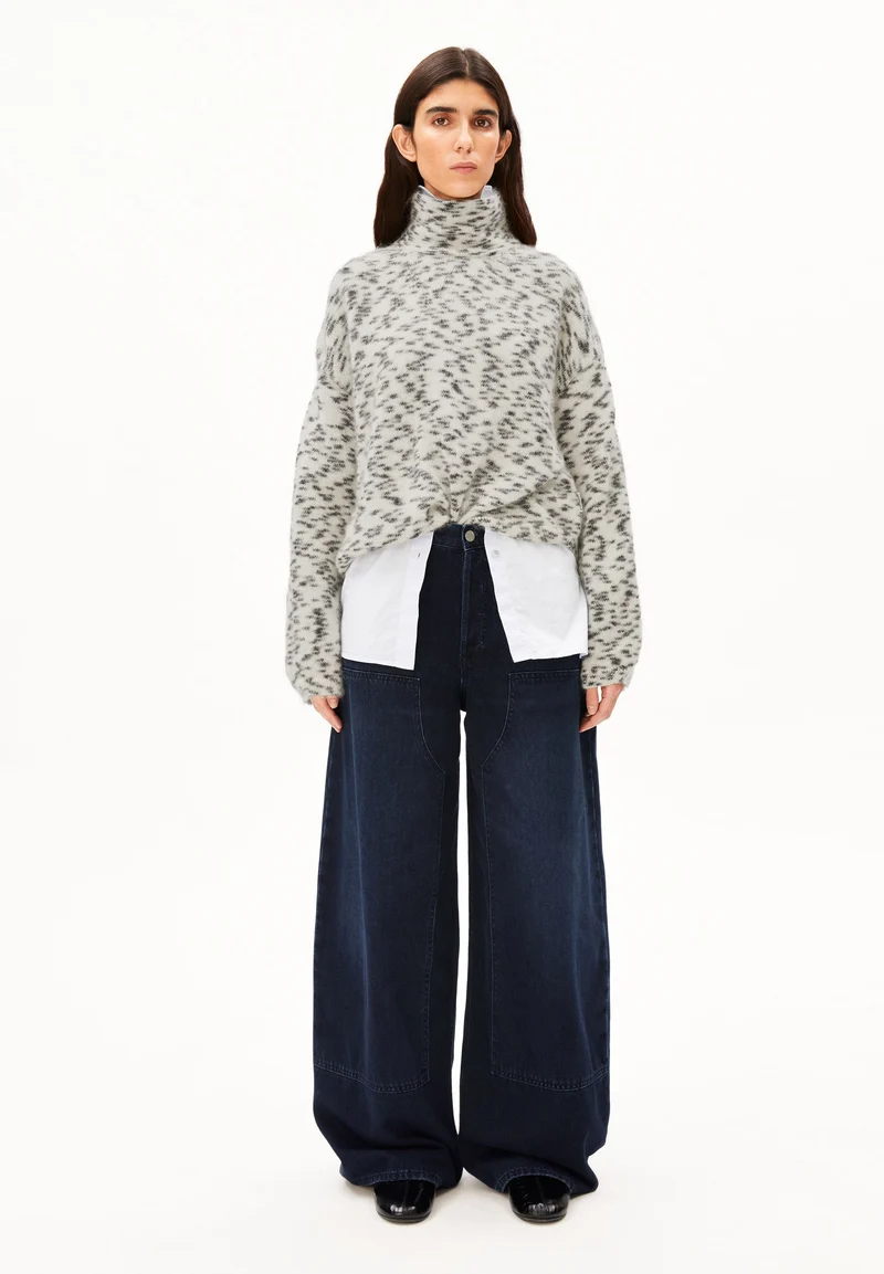 GEPUNKTETER MOHAIR-MIX STRICKPULLOVER | oatmilk-black
