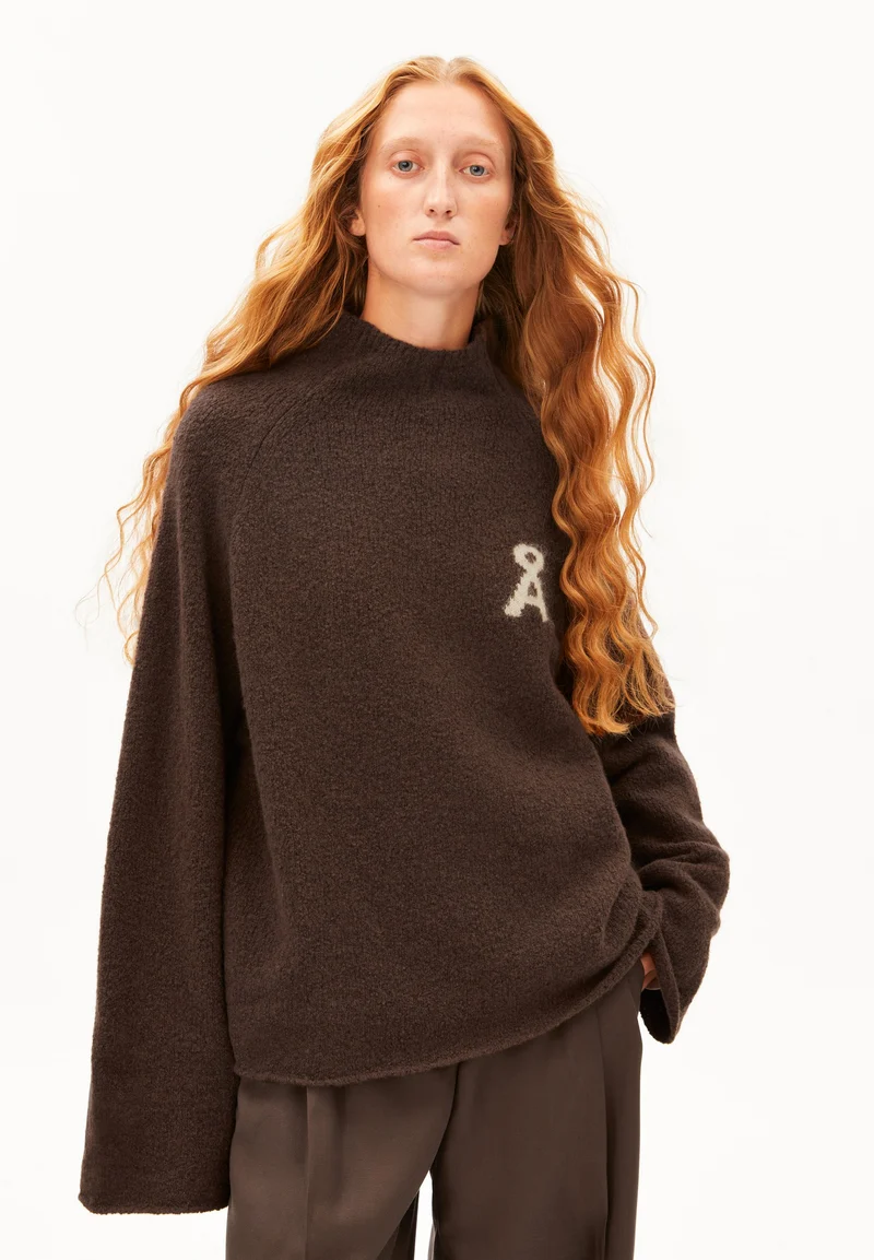 ICONIC Å BOUCLÉ-STRICKPULLOVER | claystone