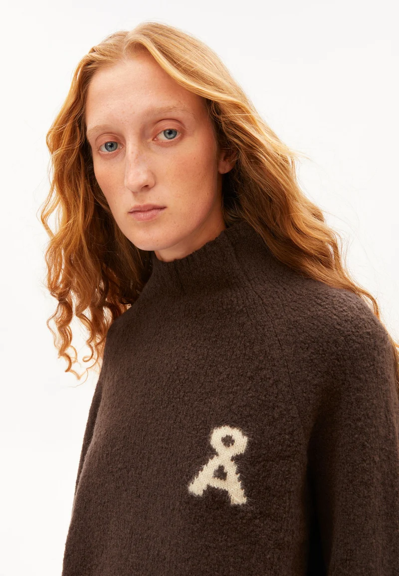 ICONIC Å BOUCLÉ-STRICKPULLOVER | claystone