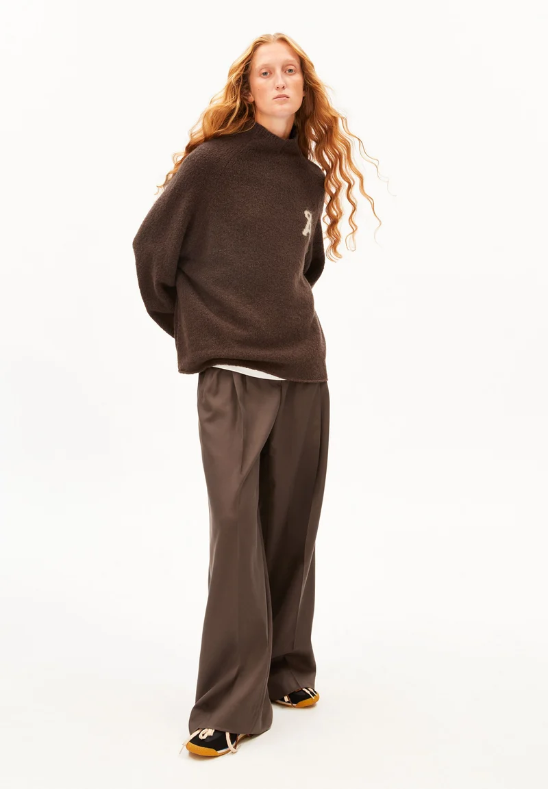 ICONIC Å BOUCLÉ-STRICKPULLOVER | claystone