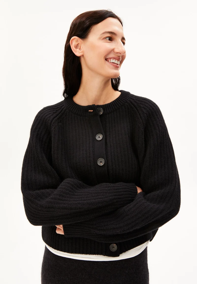 RIPP-STRICKJACKE | black