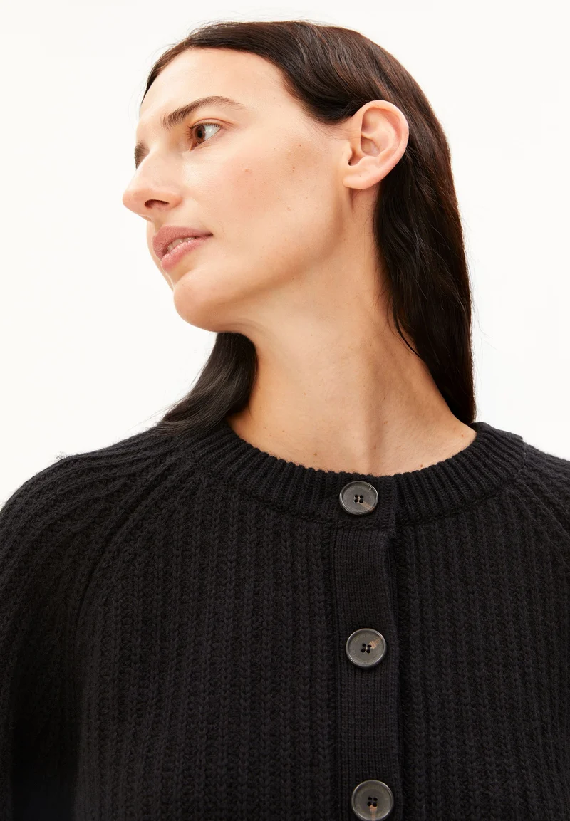 RIPP-STRICKJACKE | black