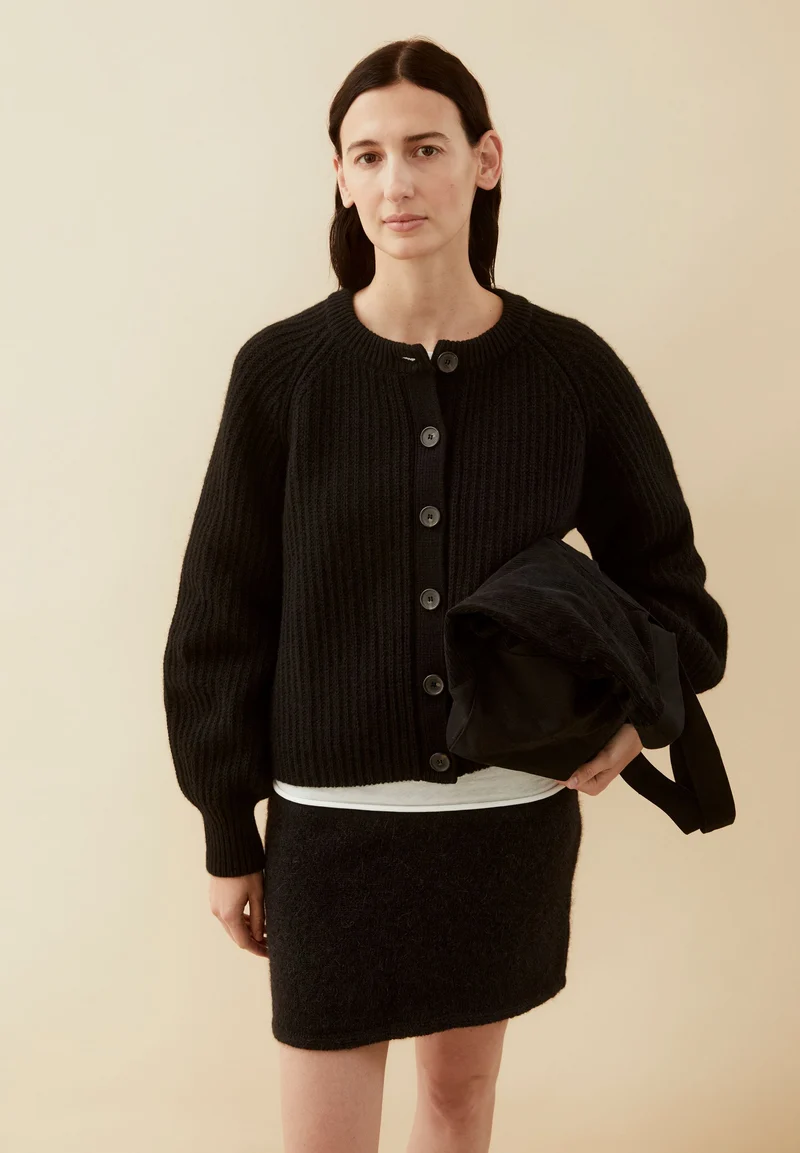 RIPP-STRICKJACKE | black
