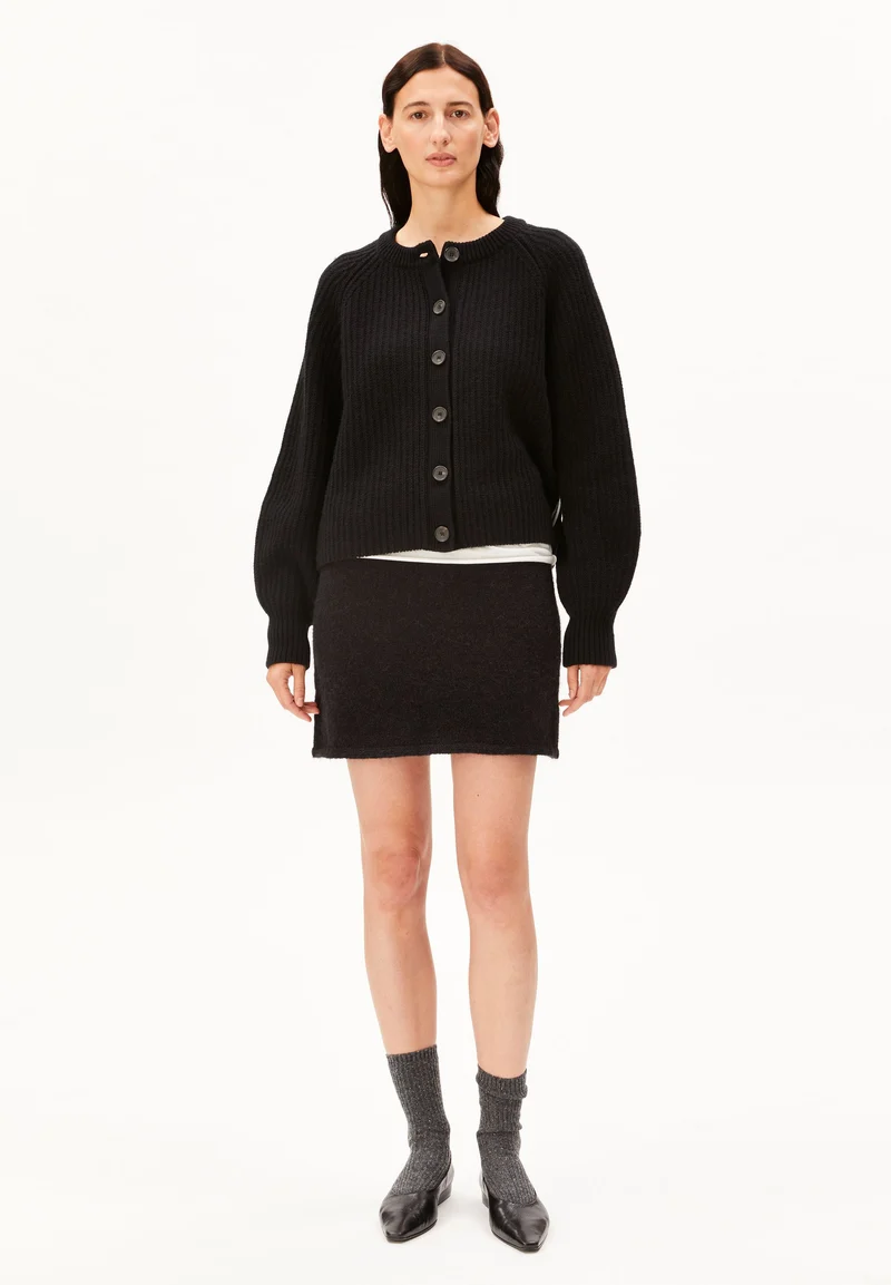 RIPP-STRICKJACKE | black