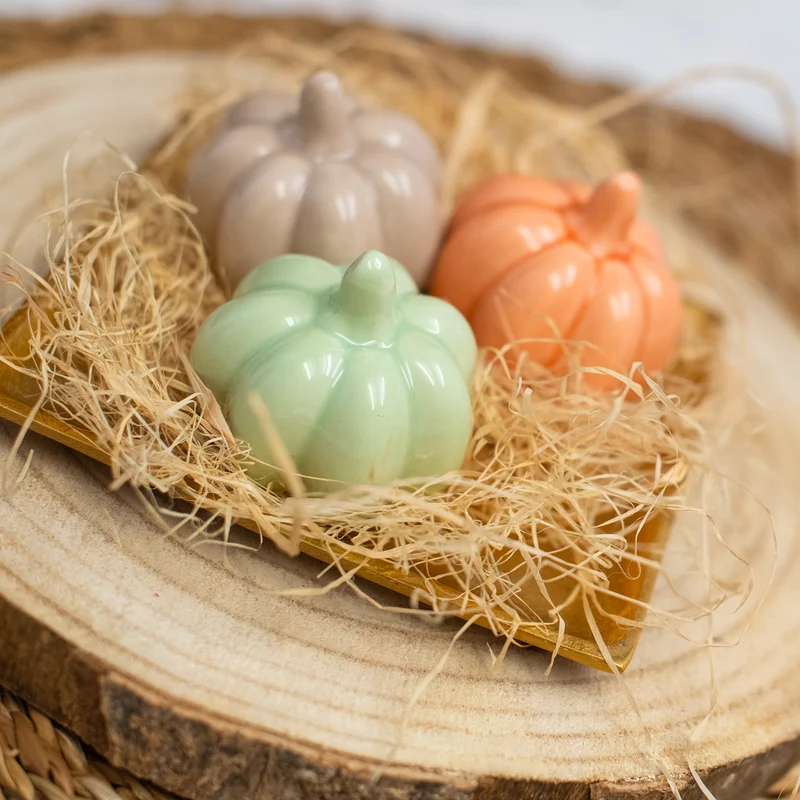 Logbuch-Verlag Deko Kürbis 3er Set Porzellan 5 cm – Herbstdeko Kürbisse in Grün Orange Braun – Mini Kürbisfiguren