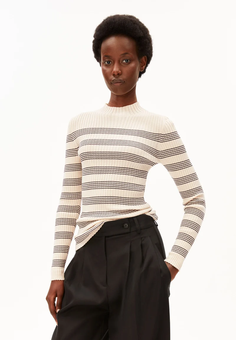 ALAANIA GESTREIFTER STRICKPULLOVER | oatmilk-black