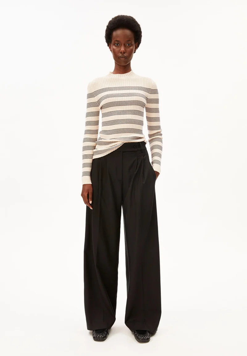 ALAANIA GESTREIFTER STRICKPULLOVER | oatmilk-black
