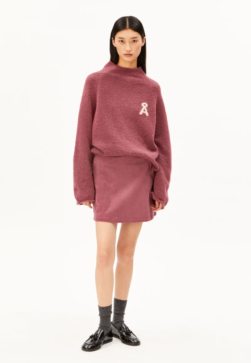 ICONIC Å BOUCLÉ-STRICKPULLOVER | velvet ember