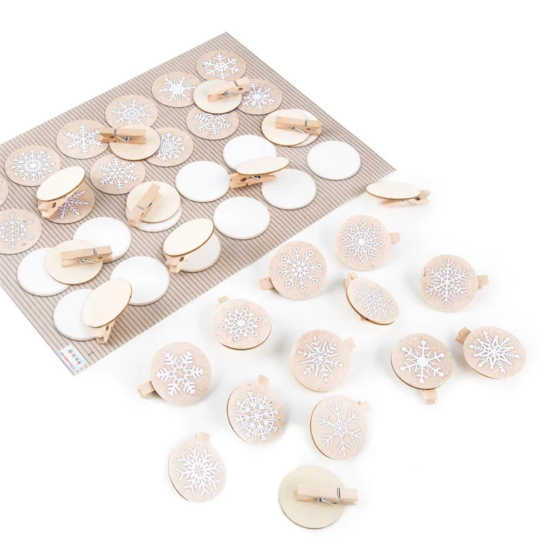 Logbuch-Verlag Set 48 Weihnachtsaufkleber Schneeflocke beige + 48 Holzwäscheklammern mit Scheibe Verpackung Basteln Deko Weihnachten Papiertüten verschließen