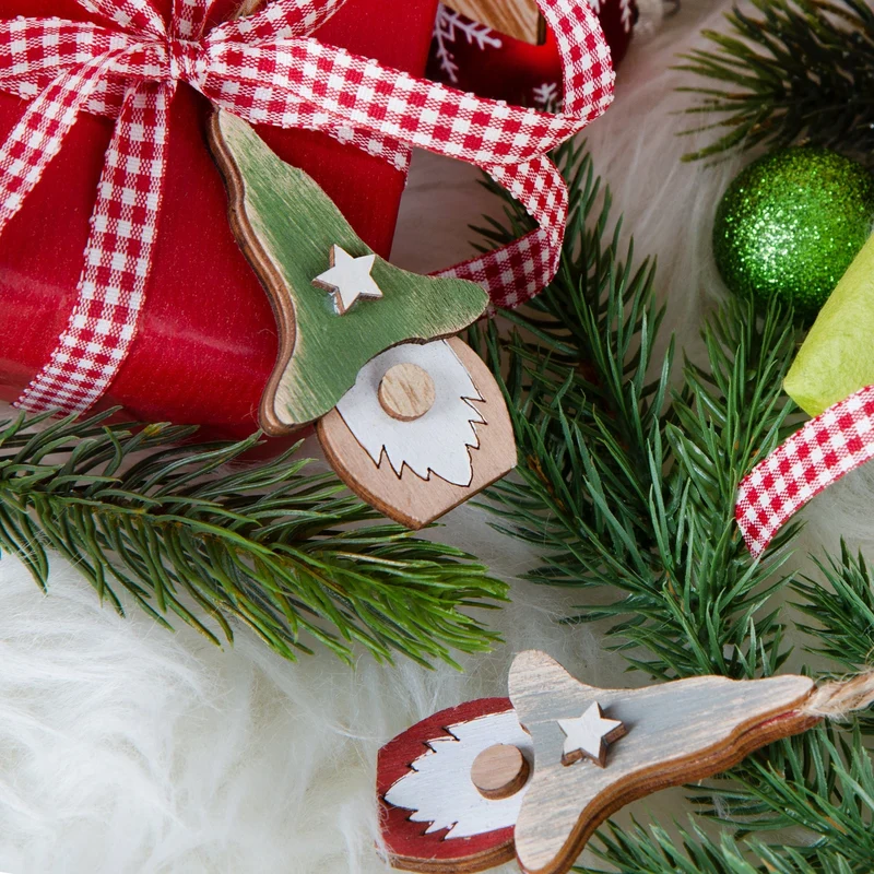 9 Wichtelanhänger kleine Wichtel aus Holz Weihnachtsanhänger Natur grün rot