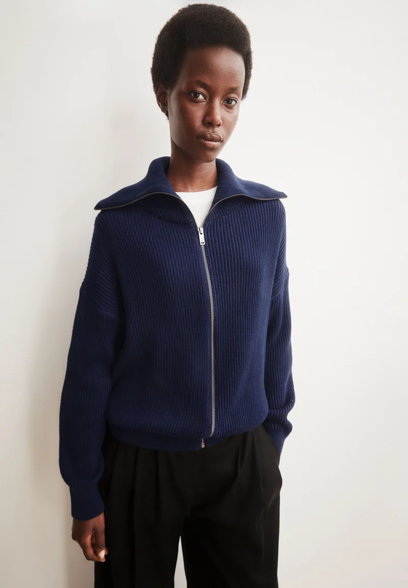 VANISÉ RIPP-STRICKJACKE | tinted navy-light tinted navy