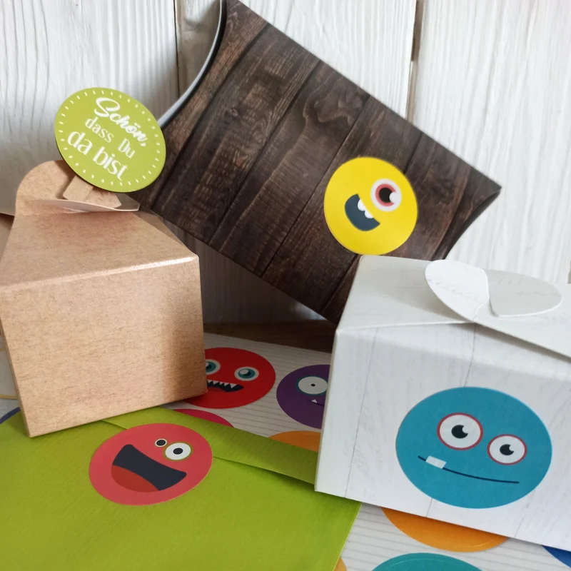 24 runde Holzklammern + 24 bunte Text Aufkleber Schön, dass du da bist - Geschenke verpacken Gastgeschenk Mitgebsel