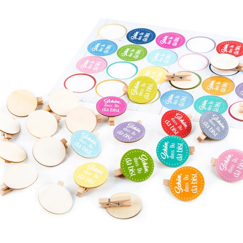 Logbuch-Verlag SCHÖN DASS DU DA BIST 96 runde Holzklammer + 96 Bunte Text Aufkleber – Geschenke verpacken Gastgeschenk Mitgebsel give-Away Kinder Geburtstag Feste