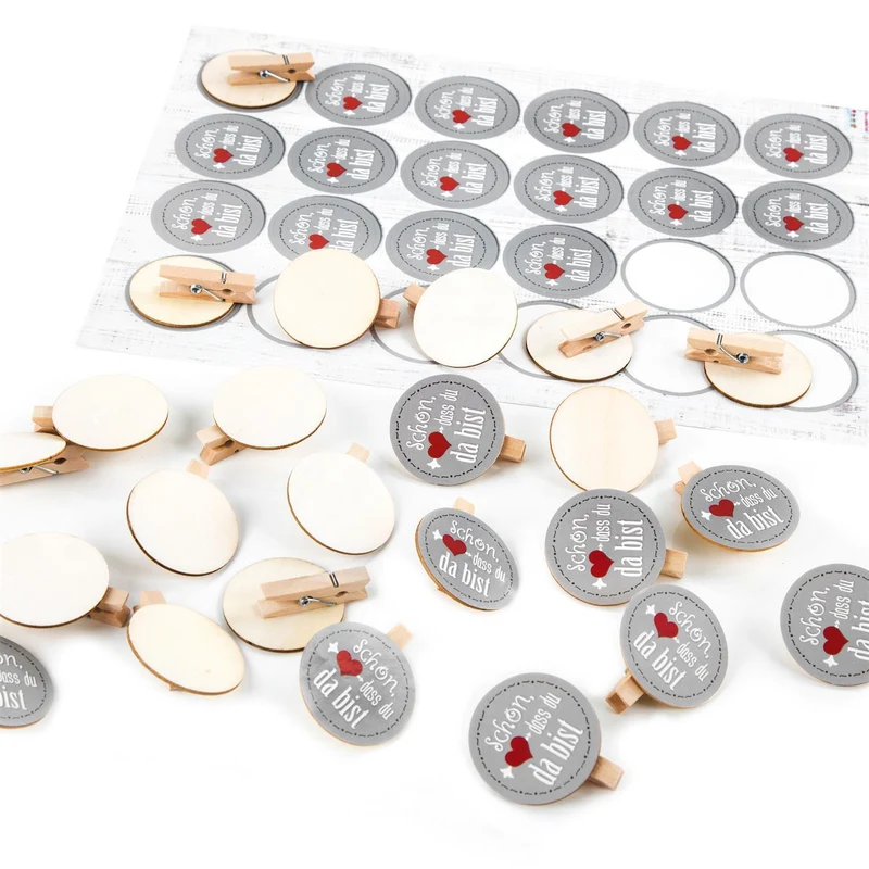 Logbuch-Verlag SCHÖN DASS DU DA BIST Text 96 runde Aufkleber + 96 Holzklammern Scheibe Tischkarte Gastgeschenk give-Away Gäste Verpackung Geschenk grau rot weiß