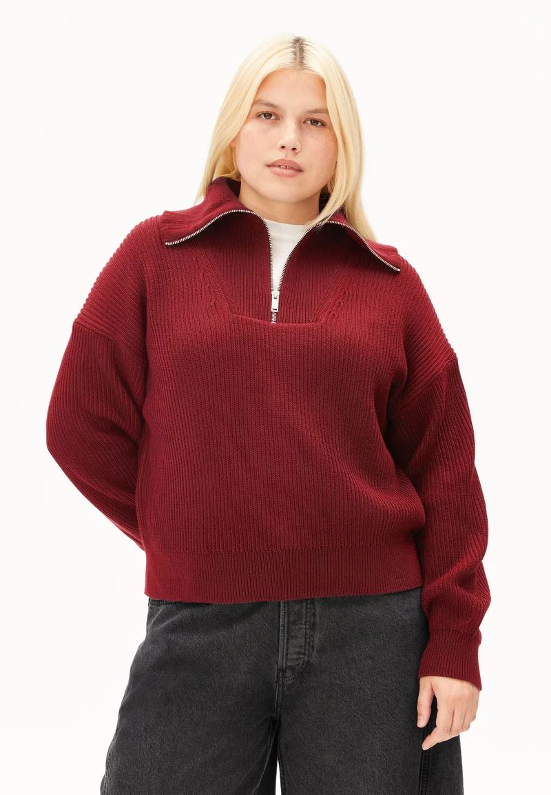 VANISÉ RIPPSTRICK-TROYER | velvet red-light velvet red