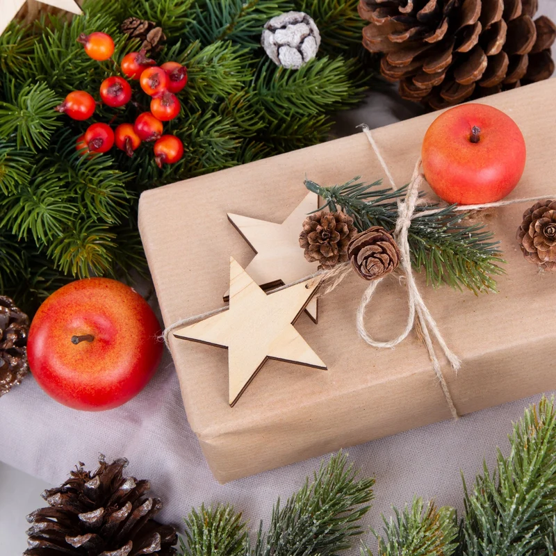 Weihnachtsanhänger Set: 30 Holzsterne 7 cm grau + weiß + braun