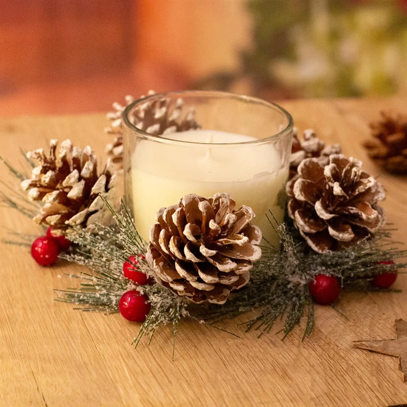 Christmas Wreath Scented Fragranced Candle Pot Ornament ~ Xmas Table Centrepiece Decoration ~ White Wax - Spiced Clove & Ginger