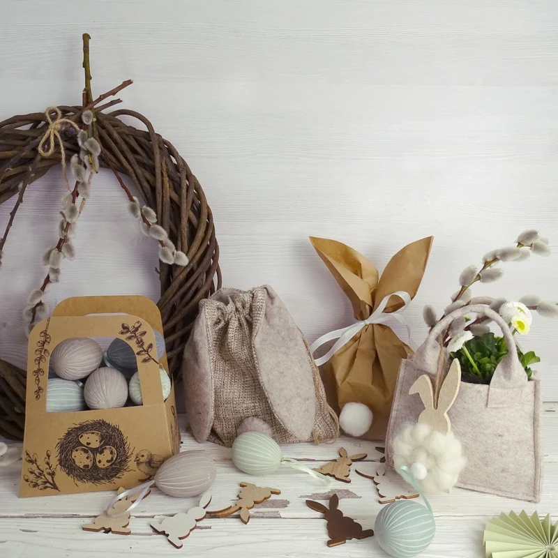 Kraftpapiertüten mit Boden 16,5 x 26 x 6,6 cm mit Osteraufklebern in verschiedenen Motiven