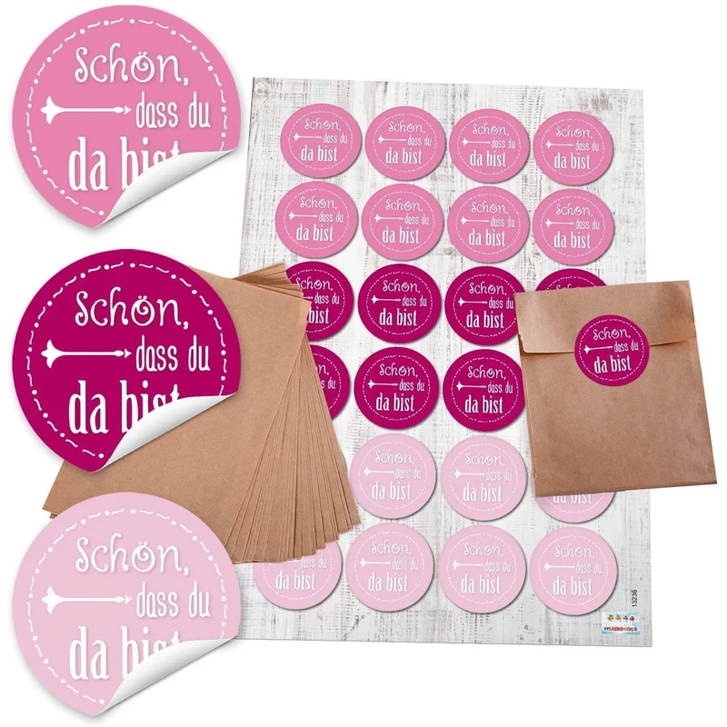 Braune Flachbeutel aus Papier in zwei Größen mit runden Aufklebern „Schön, dass du da bist“