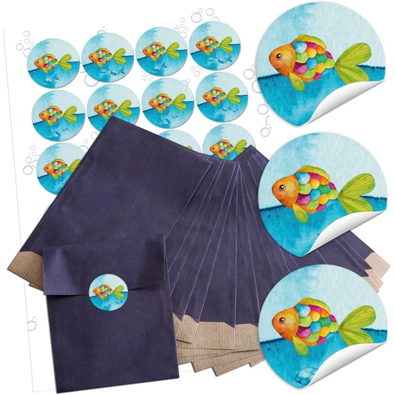 Blaue Flachbeutel aus Papier in zwei Größen mit runden Aufklebern Regenbogenfisch