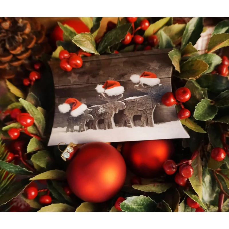 Geschenkboxen flach rot-weiß-grau 14,5 x 10,5 x 3 cm mit Rentier-Motiv