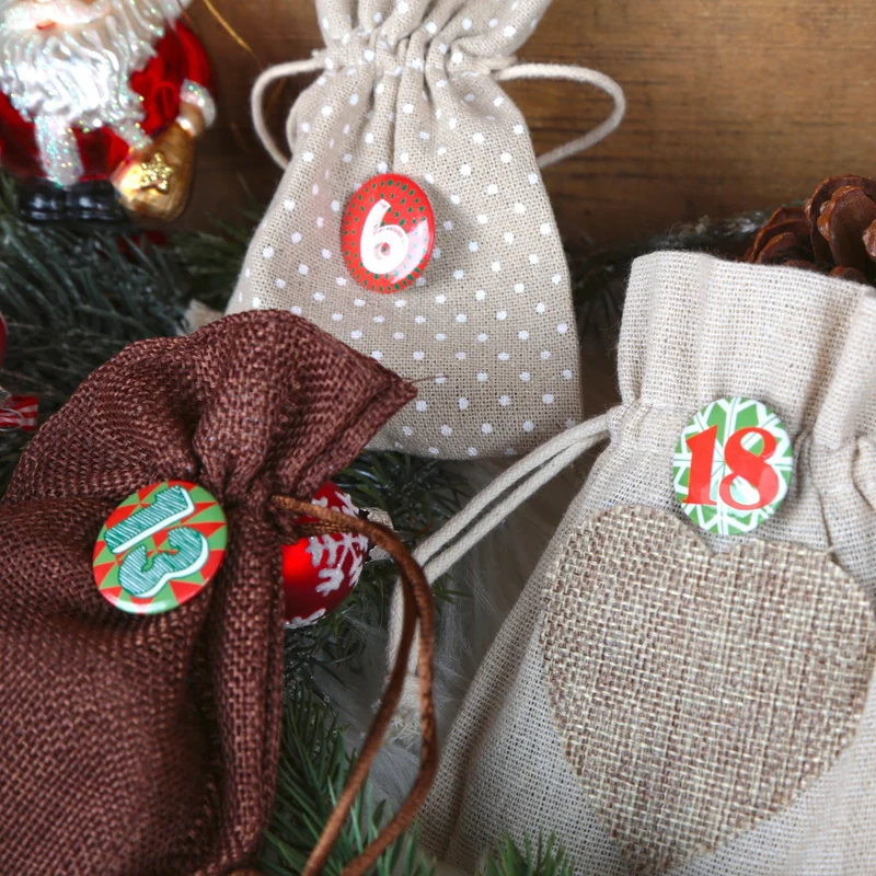 24 Adventskalender Buttons aus Blech mit Zahlen 1 - 24 - rot grün - Adventskalenderzahlen
