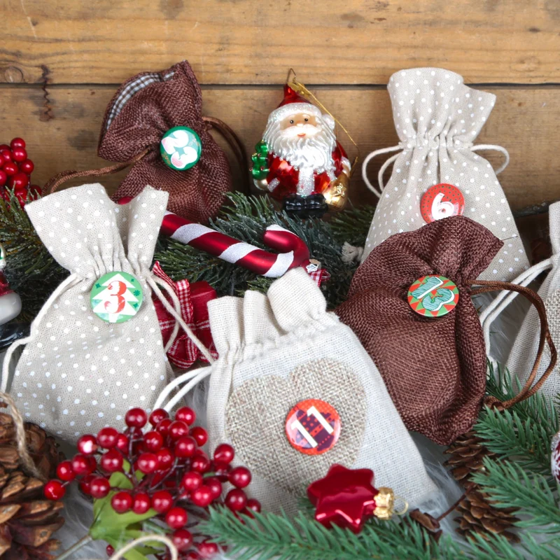 24 Adventskalender Buttons aus Blech mit Zahlen 1 - 24 - rot grün - Adventskalenderzahlen