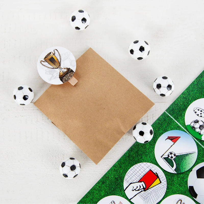 24 Stück Fußball Aufkleber Sticker rund 4 cm Tor gelbe Karte Pokal Ecke Fußballer Fußballschuhe zum Basteln als Geschenkaufkleber für Papiertüten Etiketten zur Deko Weltmeisterschaft