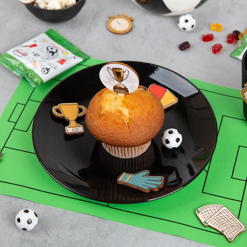 24 Stück Fußball Aufkleber Sticker rund 4 cm Tor gelbe Karte Pokal Ecke Fußballer Fußballschuhe zum Basteln als Geschenkaufkleber für Papiertüten Etiketten zur Deko Weltmeisterschaft