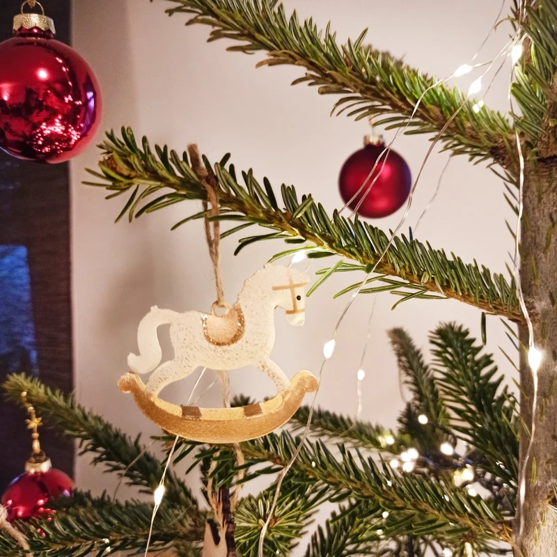 8 Schaukelpferd Weihnachtsbaumanhänger cremefarben gold - aus Metall