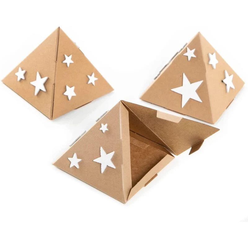 3 weihnachtliche Geschenkboxen Pyramide braun aus Kraftpapier 8 x 8 x 8 cm mit weißen Sternen