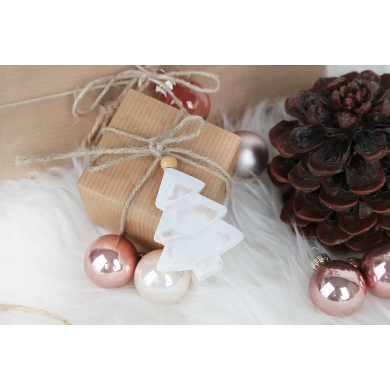 6 kleine weiße Weihnachtsbäume mit Schnur zum Aufhängen 6 cm