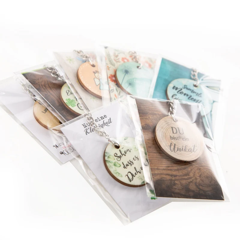 7 Schlüsselanhänger aus Holz mit Sprüchen - Gastgeschenke