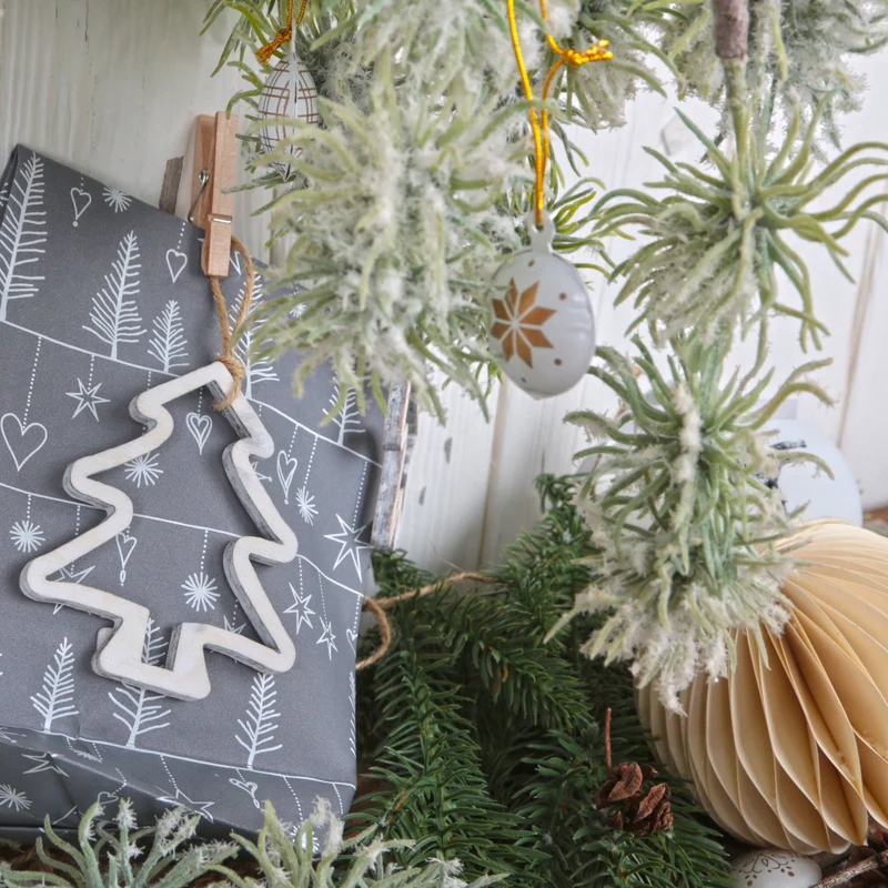 10 Weihnachtsanhänger Tannenbaum Silhouette weiß mit Schnur 9 cm - Christbaumanhänger Shabby Chic aus Holz