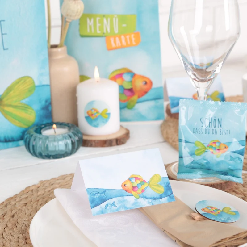 Maritime Tischkarten in Blau-Türkis mit buntem Fisch zum Beschriften