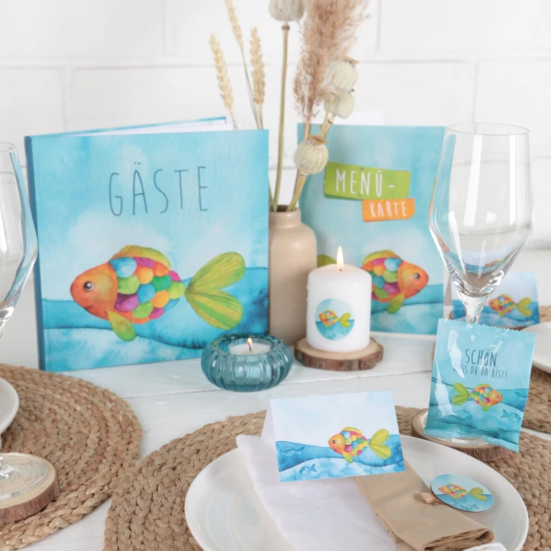 Maritime Tischkarten in Blau-Türkis mit buntem Fisch zum Beschriften