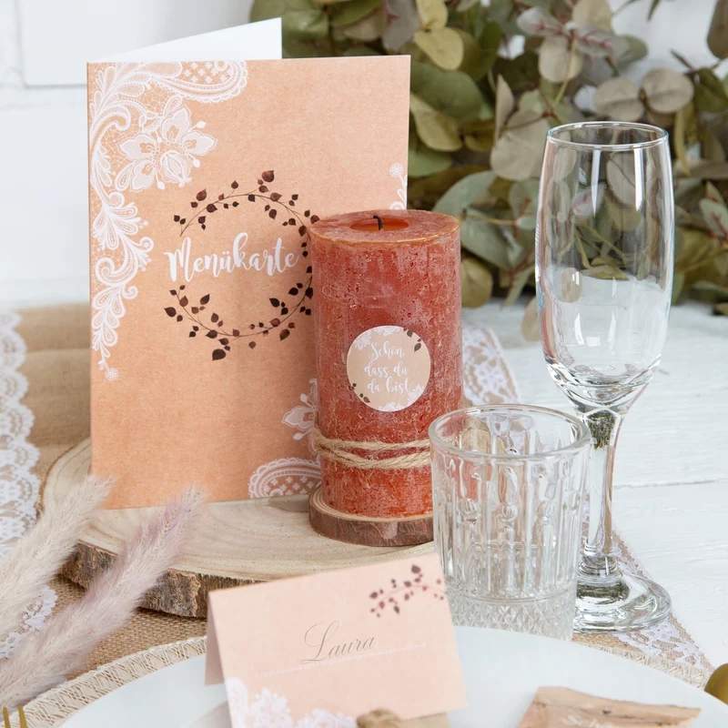 Tischkarten Schön, dass du da bist im Boho-Stil mit weißer Spitze