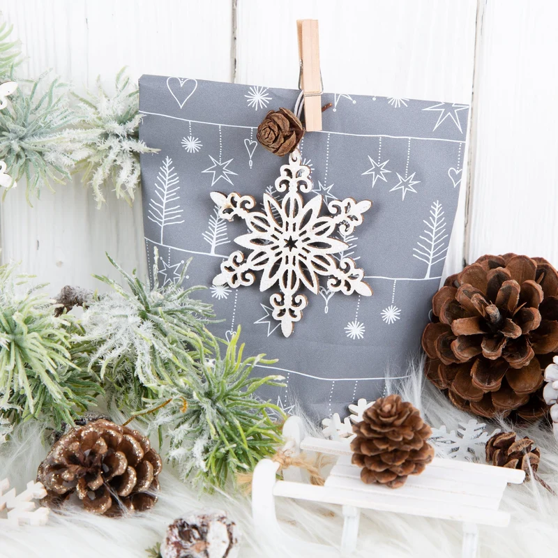 5 Schneeflocken Weihnachtsbaumanhänger aus Holz weiß silber
