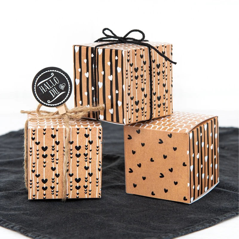 Geschenkboxen braun in Kraftpapier-Optik 7 x 7 cm mit Herzen schwarz-weiß