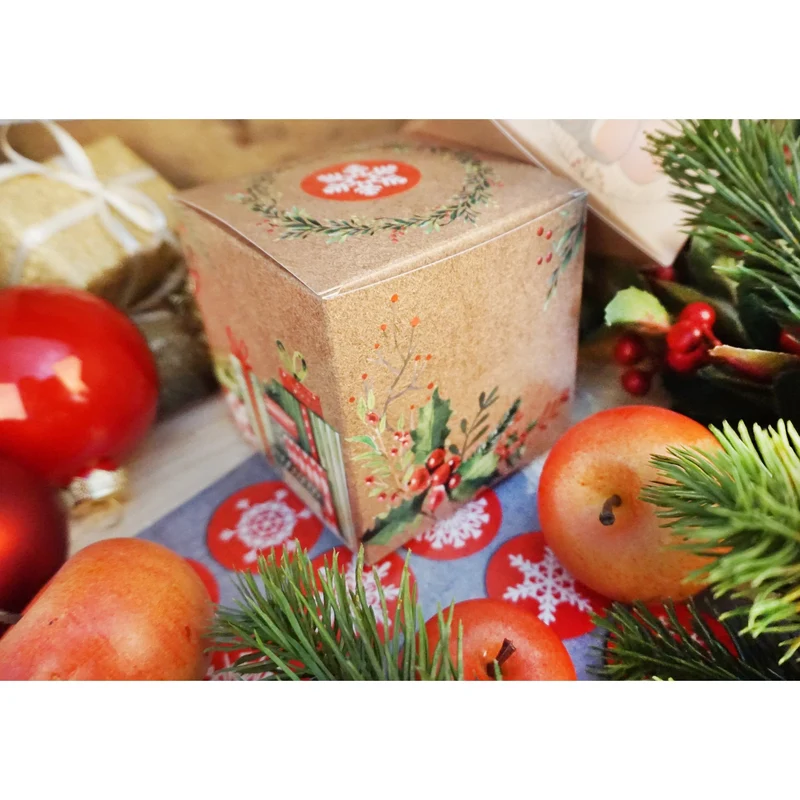 Weihnachtliche Geschenkboxen braun in Kraftpapier-Optik 8 x 8 cm mit Geschenke-Motiv rot-grün