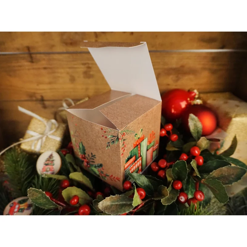 Weihnachtliche Geschenkboxen braun in Kraftpapier-Optik 8 x 8 cm mit Geschenke-Motiv rot-grün