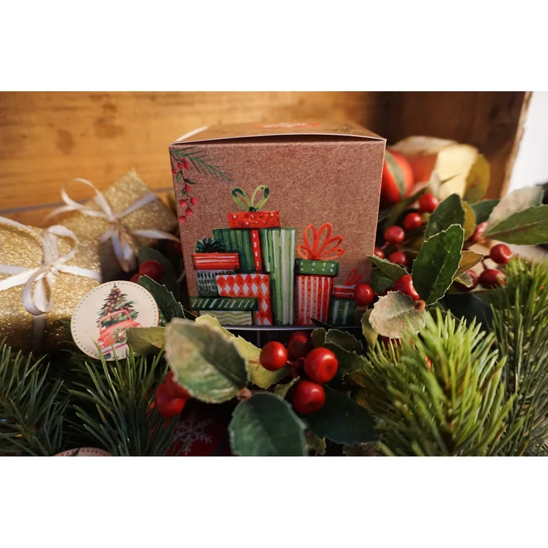 Weihnachtliche Geschenkboxen braun in Kraftpapier-Optik 8 x 8 cm mit Geschenke-Motiv rot-grün